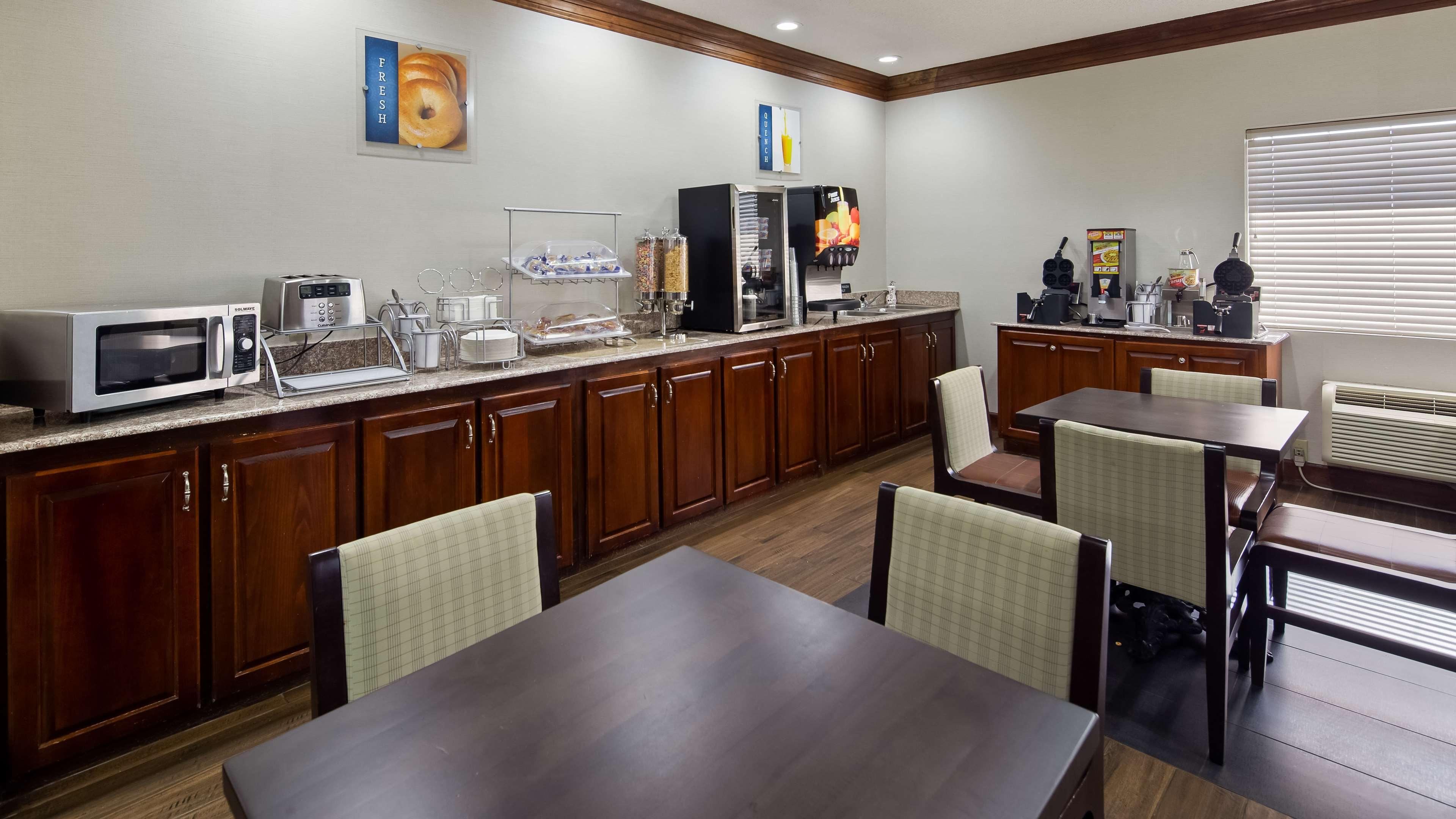 Best Western Inn & Suites Byron Esterno foto